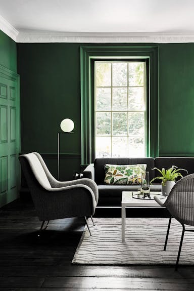 Diepgroen salon met lambrisering