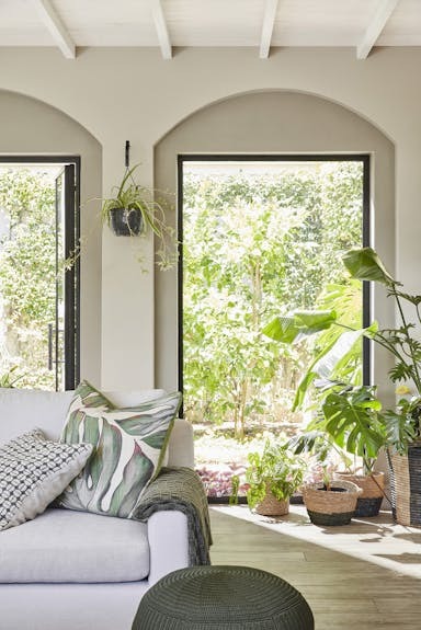 Lichte veranda met planten