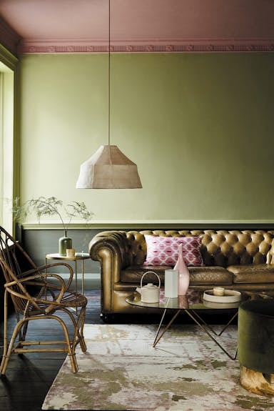 Olijfgroen met roze plafond