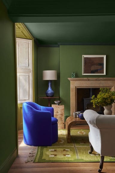 Diepgroene kamer met kobalt