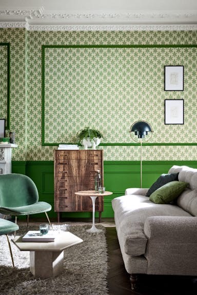 Groen patroonbehang met paneelwerk