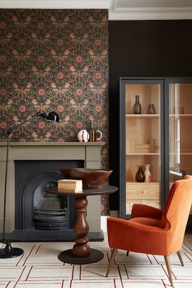 Bloemenbehang & oranje fauteuil